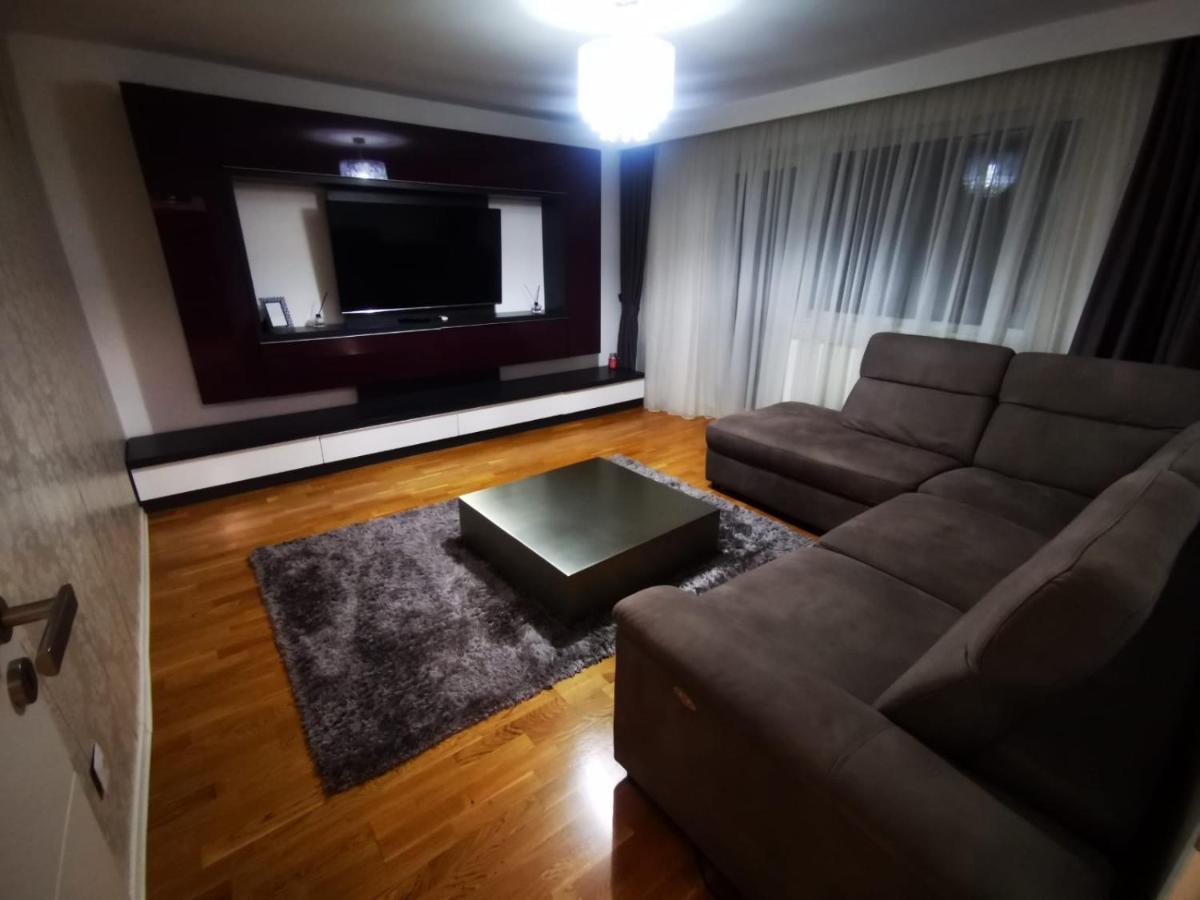 Luxury Apartment. 10 Minutes Taxi Ride To Center 티미쇼아라 외부 사진